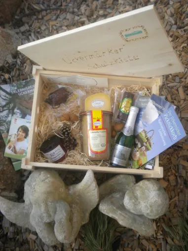 Christkind und Weihnachtsmann finden die Uckermärker Spezialitäten Bild: Christkind und Weihnachtsmann finden die Uckermärker Spezialitäten