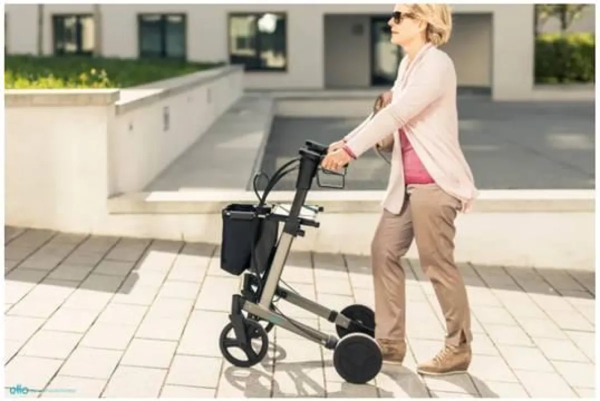 Der elektrische Rollator ello ist vor allem bei An- und Abstiegen eine wunderbare Unterstützung (Bil
