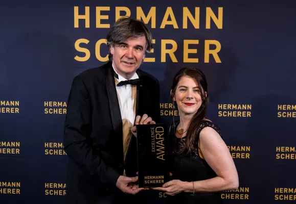 Bild: Neue Speakerinnen braucht das Land: Wiesbadener Gründerin Jennifer Tomandl erhielt Award beim Speaker Slam