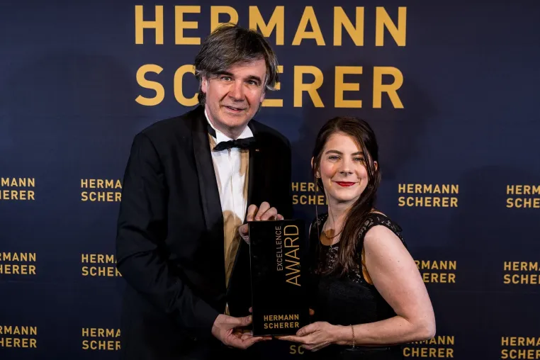 Bild: Neue Speakerinnen braucht das Land: Wiesbadener Gründerin Jennifer Tomandl erhielt Award beim Speaker Slam