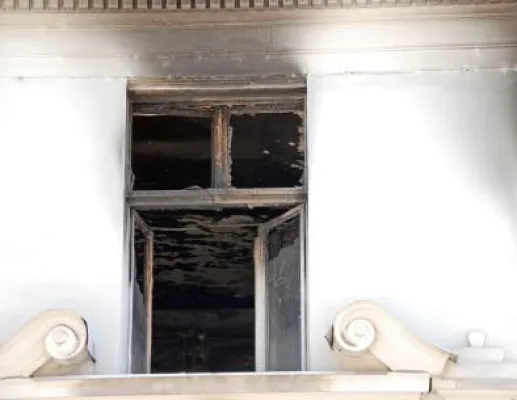 Nicht nur an Weihnachten: Wer zahlt die Brandschäden, wenn es in der Wohnung gebrannt hat? Bild: Nicht nur an Weihnachten: Wer zahlt die Brandschäden, wenn es in der Wohnung gebrannt hat?