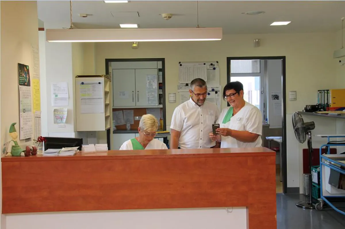 Werner Murza und Martina Böhme testen gemeinsam die digitale Pflegedokumentation IDA.Care.