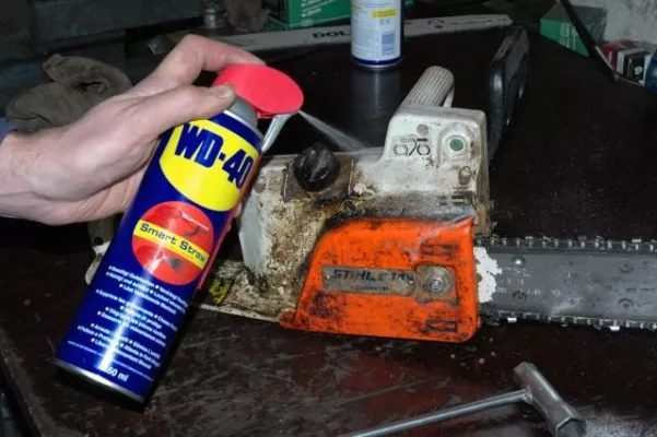 Bild: Frohe Weihnachten mit WD-40 - Kein „Theater“ um den Tannenbaum