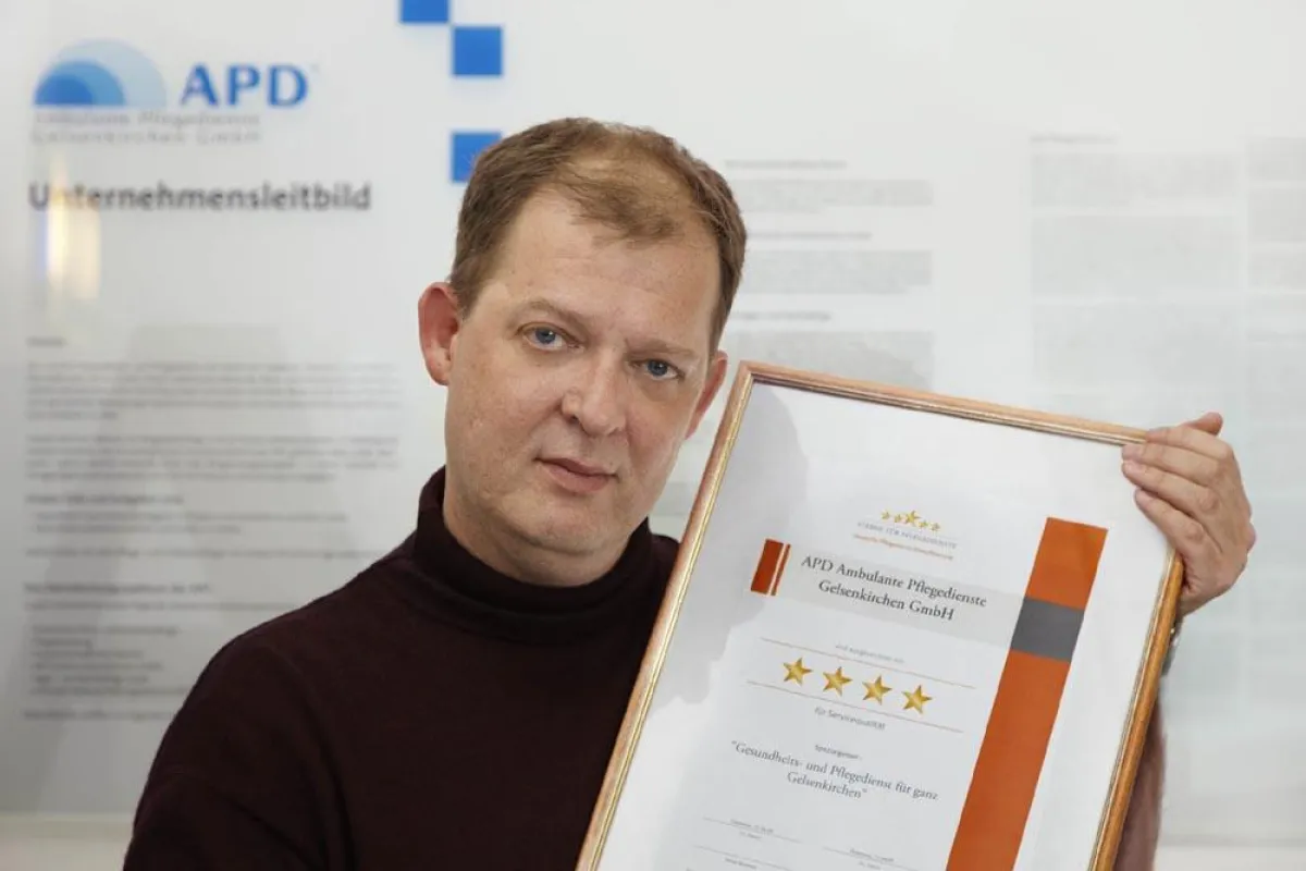 Vier Sterne konnte Claudius Hasenau, Geschäftsführer der APD Ambulante Pflegedienste Gelsenkirchen GmbH gleich bei der ersten Runde der „Deutschen Pflegedienst-Klassifizierung“ in Empfang nehmen.