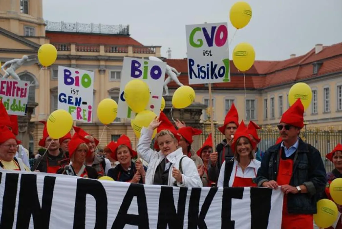 Mitarbeiter der Firma Zwergenwiese Naturkost mit der Vorsitzenden der Bundestagsfraktion Bündnis 90/Die Grünen Renate Künast in Berlin