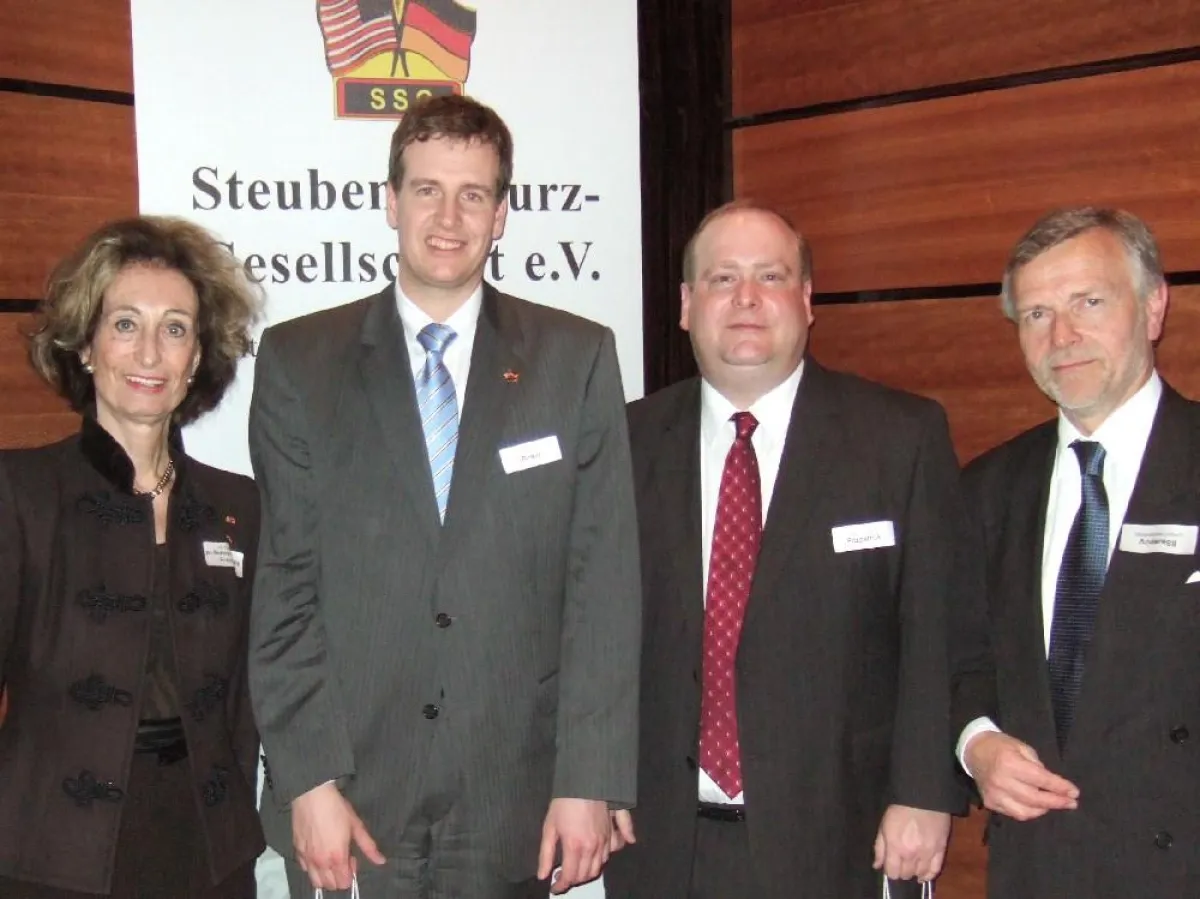 Gastgeberin Gräfin zu Solms-Wildenfels mit den Immigrationsexperten Rechtsanwalt Rinker, Vizekonsul vom US-Generalkonsulat Fitzpatrick und dem Schweizer Generalkonsul Anderegg