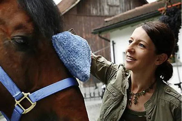 Bild: Die neuartigen SUNA-Fellpflegeprodukte ermöglichen einen intensiveren und sanften Körperkontakt zum Pferd