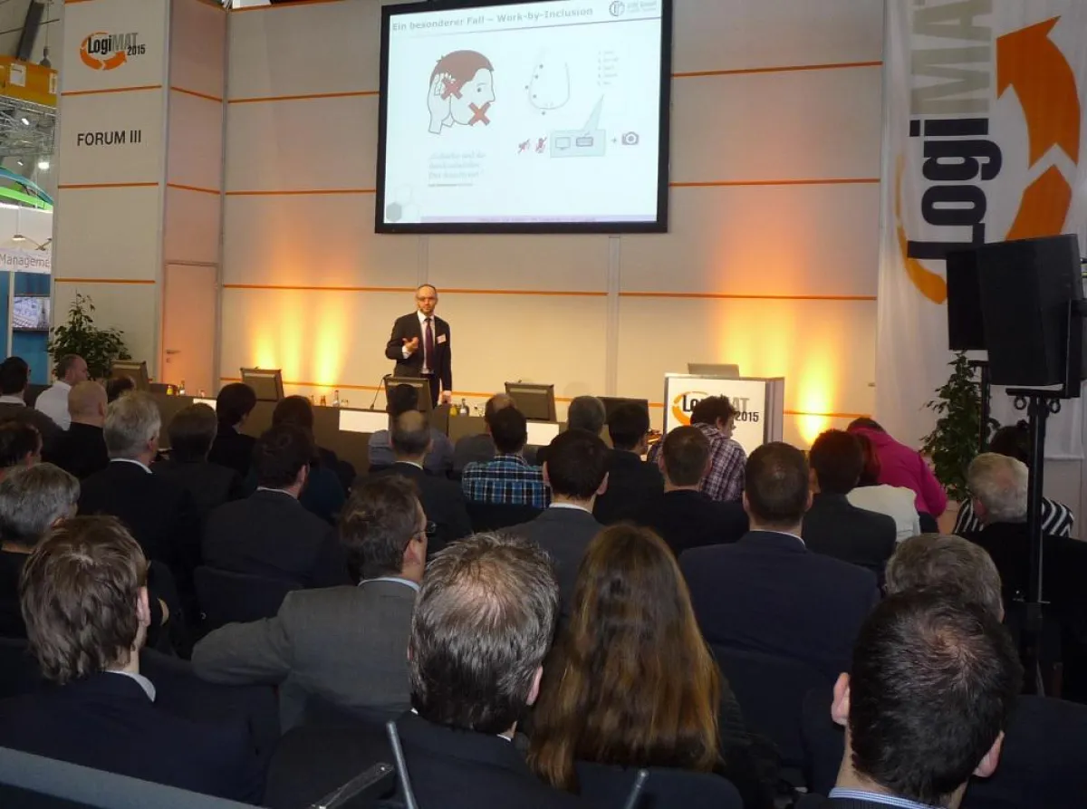 Logistikberater Robert Slusarz stellt das Forschungsprojekt von CIM GmbH, TU München und Schmaus vor