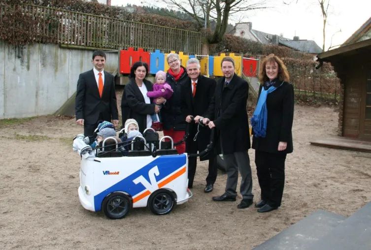 Kinderbus für Kindertagesstätte Höchst Bild: Kinderbus für Kindertagesstätte Höchst
