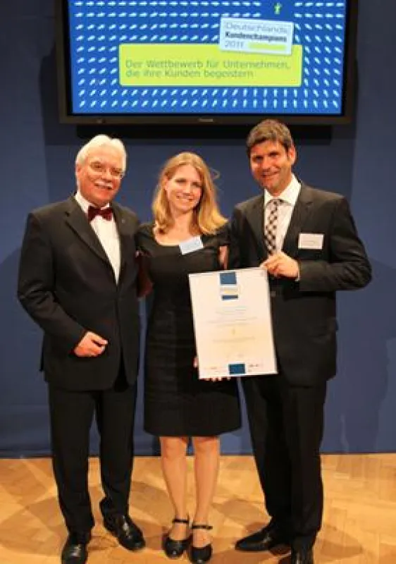Dr. W. M. Kaerkes (DGQ), D. Leib (Projektmanagerin) und C. Walther (DELO) bei der Übergabe der Auszeichnung