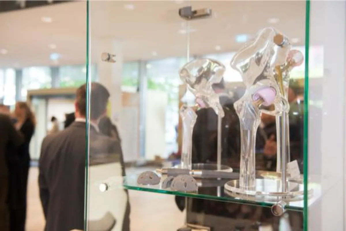 Gelenkersatz auf Industrieausstellung