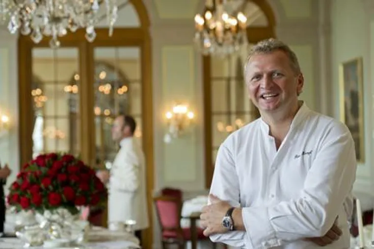 Peter Knogl - im Les Trois Rois in Basel - bestätigt seine zwei Michelin Sterne Bild: Peter Knogl - im Les Trois Rois in Basel - bestätigt seine zwei Michelin Sterne
