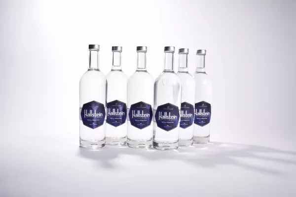 HALLSTEIN ARTEISAN WATER JETZT NEU IN 750ml GLASFLASCHEN. Das reinste Wasser der Welt noch besser! Bild: HALLSTEIN ARTEISAN WATER JETZT NEU IN 750ml GLASFLASCHEN. Das reinste Wasser der Welt noch besser!