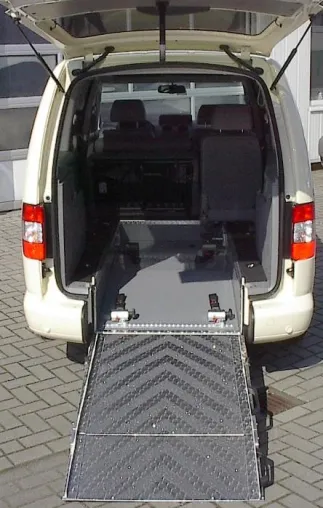 Bild: VW Caddy Maxi umgerüstet zum Behindertenfahrzeug mit Ultra-Ausschnitt für überlange Rollstühle