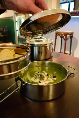 Bild: Für die Umwelt: Koppheister bietet seinen Gästen müllfreies Essen zum Mitnehmen. Just taste - No waste.