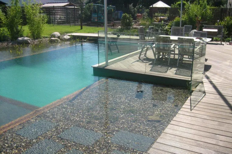 Bild: Ökologisch naturnahe Schwimmteichanlage
