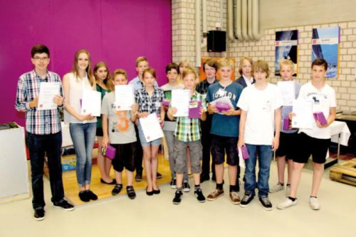 Die Teilnehmer des ?NFTE Landes-Schülerpreis? mit Gewinner Philipp Wellhausen (6. v. r.).