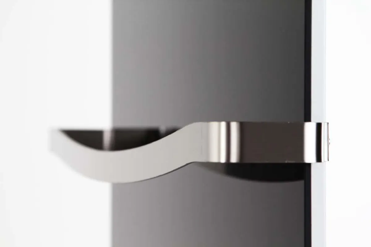 Badheizung als Glasheizung mit Handtuchhalter