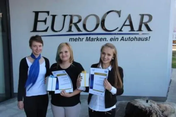 Bild: Schülerinnen lernen Ausbildungsbetrieb EuroCar kennen