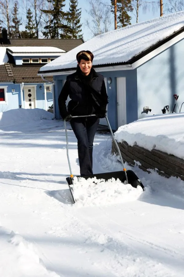 Streumittel sollten sparsam eingesetzt werden, die Schippe ist noch immer die umweltfreundlichste Variante bei Schnee. Foto: Fiskars / Immowelt.de