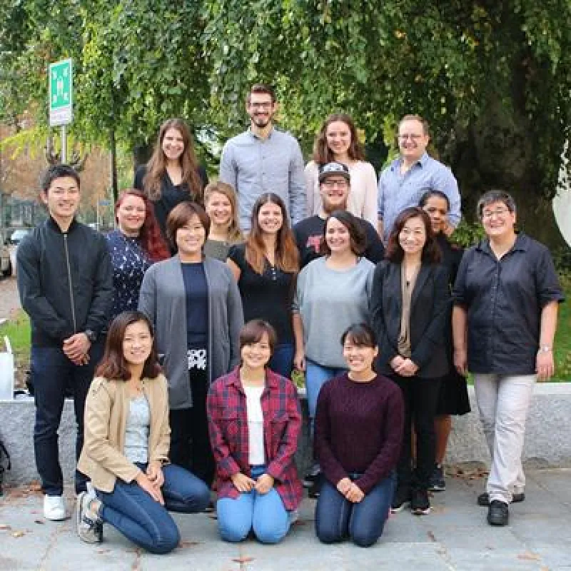 Bild: KH Freiburg. Im Bild die japanische Gruppe mit Prof. Düsch und einigen deutschen Studieren.