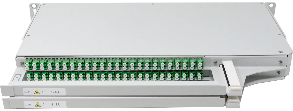 Die hohe Packungsdichte des SLITE Ultra HD bietet Platz für 96 Ports mit LCAPC-Kupplungen auf 1 HE (© Connect Com 2021)