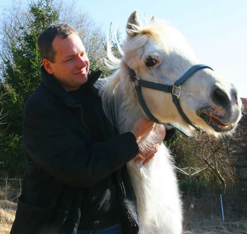 Vorstandsmitglied Gary Koch und das gerettete Pony 