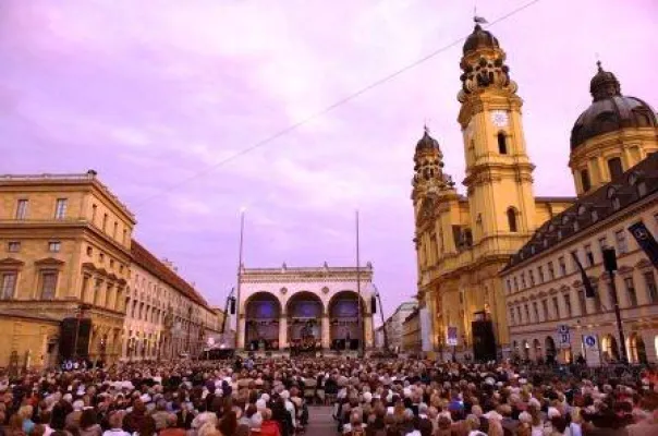 Bild: Klassik am Odeonsplatz 2011 am Wochenende mit namhaften Klassik-Stars. Karten für den 16.7. noch verfügbar