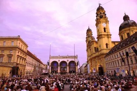 Bild: Klassik am Odeonsplatz 2011 am Wochenende mit namhaften Klassik-Stars. Karten für den 16.7. noch verfügbar