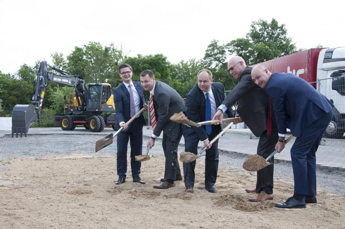 v.l.n.r.: Aldin Turudic, Alexander Zill, Oberbürgermeister Dirk Hilbert, Dr. Wilfried Zill, Jochen Z