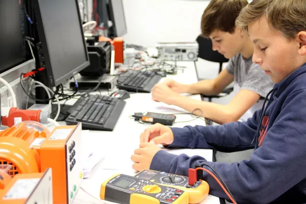 MINT-Bildung - ein bedeutender Faktor für den Wirtschaftsstandort Deutschland Bild: MINT-Bildung - ein bedeutender Faktor für den Wirtschaftsstandort Deutschland