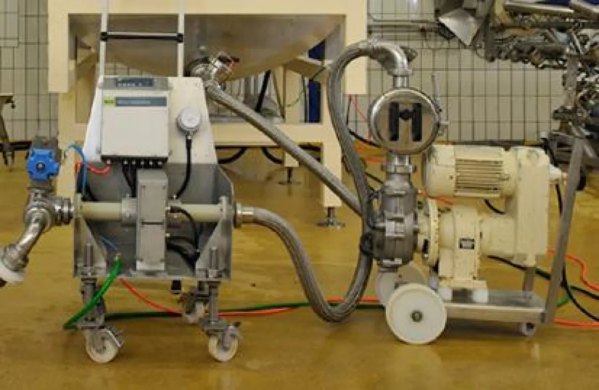 Da der Magnet-Separator LIQUIMAG (rechts im Bild) alle magnetischen Metalle „auffängt“ und der nachfolgende induktive Metall-Separator LIQUISCAN nur noch nicht-magnetische Metallteilchen ausscheiden m