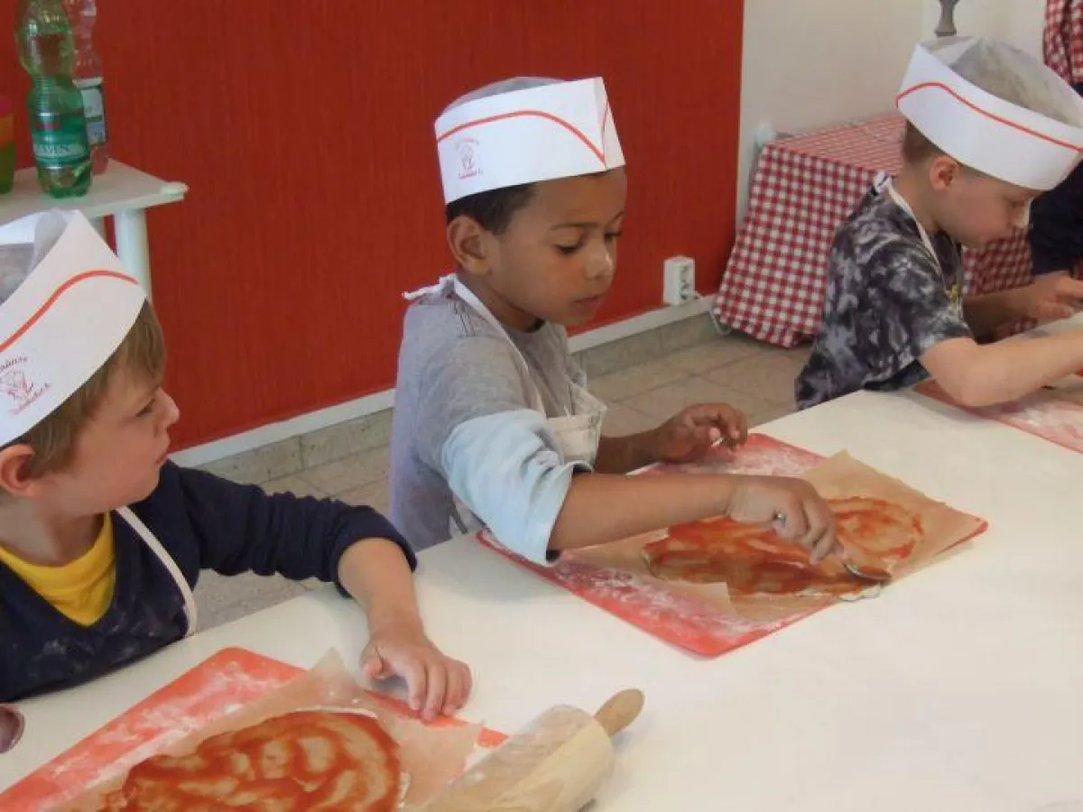 Kinder backen gesunde Pizza