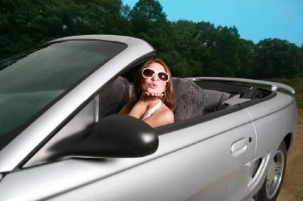 Bild: Frauen zahlen für Kfz-Versicherung geringeren Beitrag