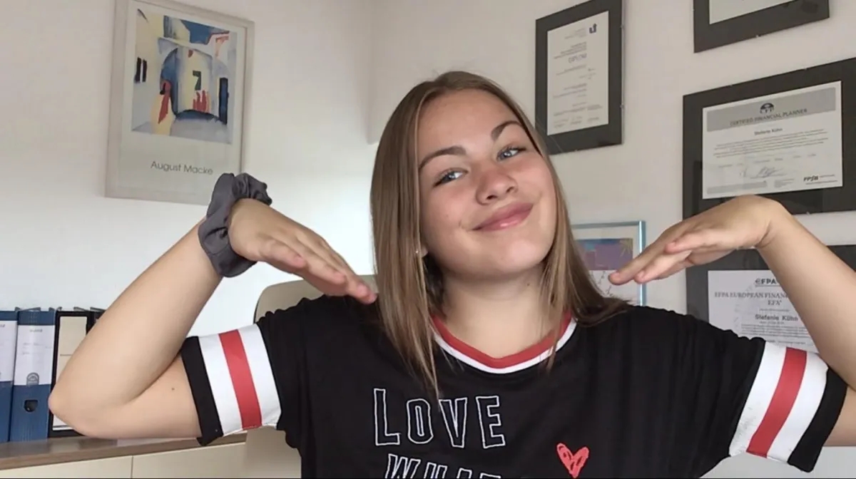 Silvia Kühn erklärt jungen Leuten Geld