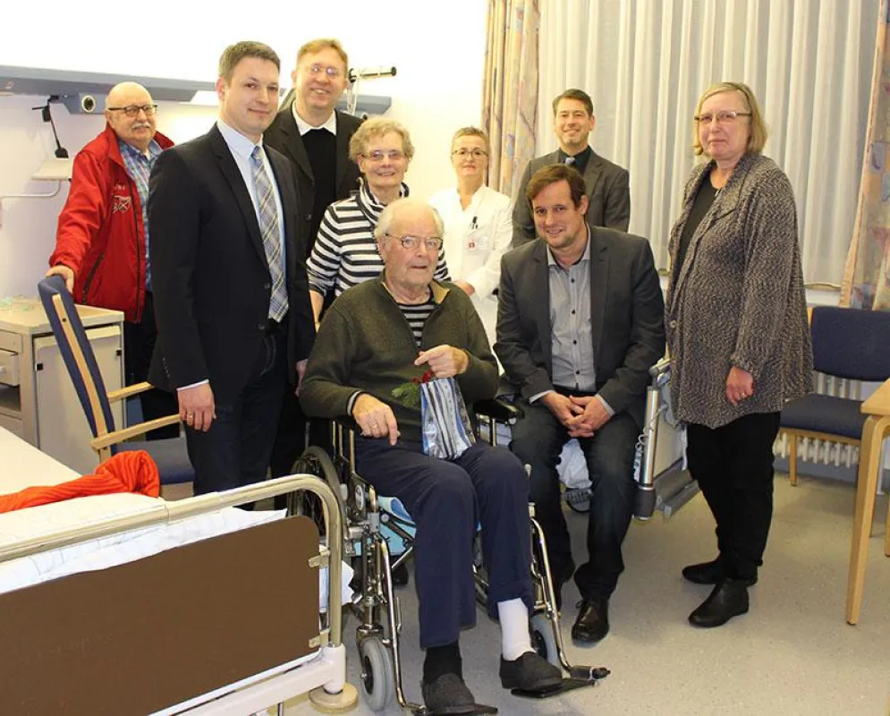 Weihnachtsvisite: Patient Günter Klöppel mit seiner Frau Irma umringt vom Team des Marienhospitals L