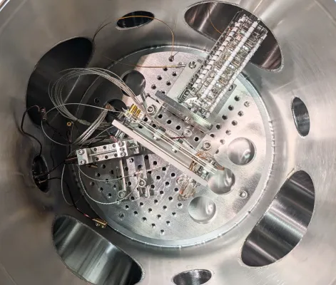 Bild: Meilenstein auf dem Weg zur Erzeugung von Antiwasserstoff in Mainz: neue Zweifrequenz-Paul-Falle getestet