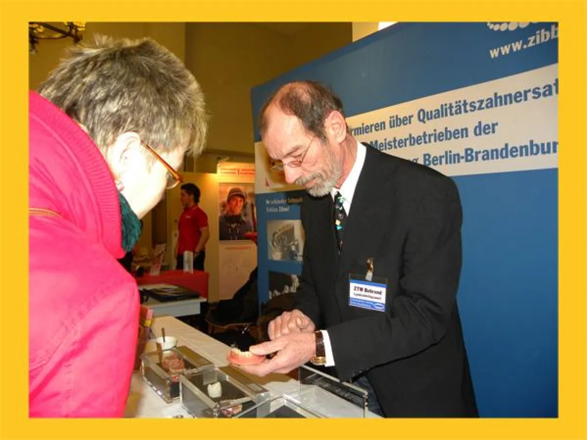 Der Landeslehrlingswart Erwin Behrend informiert über den Ausbildungsweg zum Zahntechniker