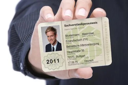 Bild: Der Sachverständigenausweis des DGSV – das Handwerkszeug für Gutachter