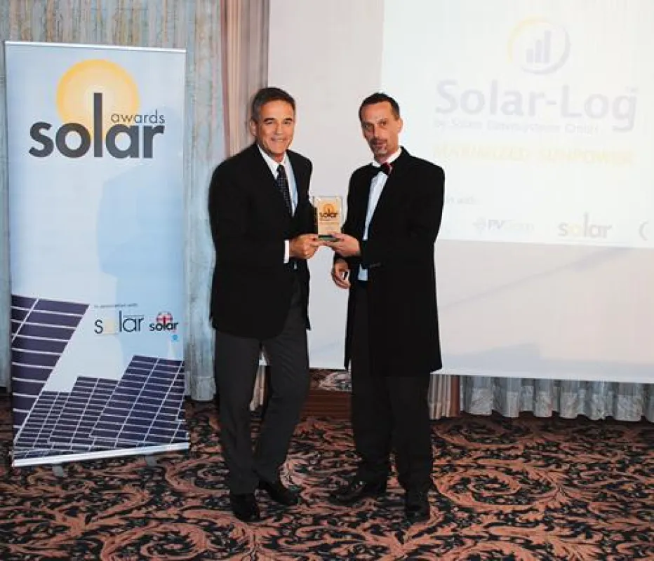 David Ridsdale, Editor In Chief, Solar PV Management Magazin, überreicht den Solar Award 2011 an Guy Thouin, Managing Partner - Sa