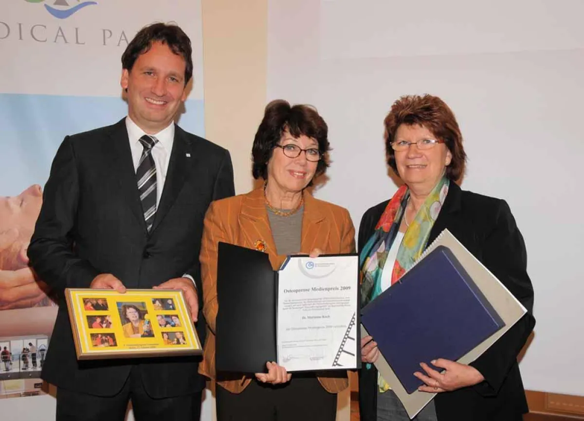 Verleihung des Medienpreis Osteoporose an Dr. Marianne Koch (v.li. nach re. Prof. Karsten Dreinhöfer, Tagungspräsident, Dr. Marianne Koch, Birgit Eichner, Präsidentin BfO