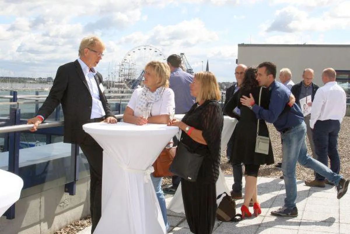 Unternehmer treffen sich auf Augenhöhe vor der Kulisse der Hanse Sail. Foto: Manuela Kuhlmann