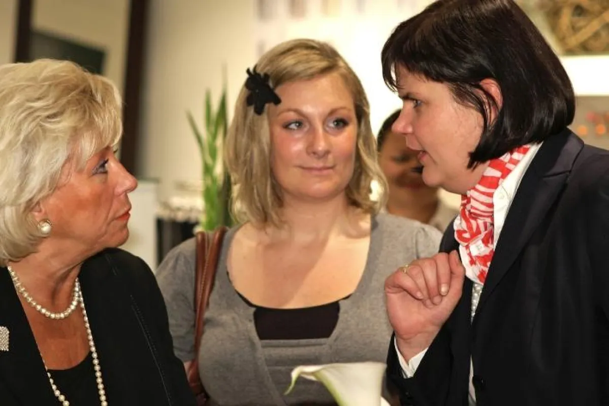 Filialleiterin Simone Lahr im Gespräch mit Kundinnen