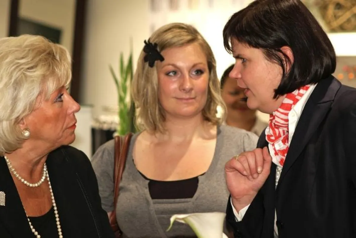 Filialleiterin Simone Lahr im Gespräch mit Kundinnen