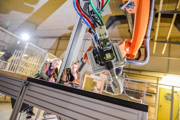 Bild: Roboterzelle bereichert Forschung zur Holzbearbeitung