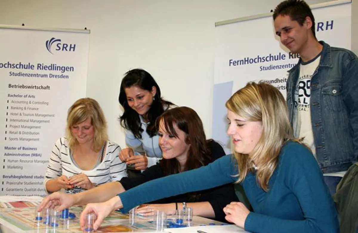 Am 19.10.07 begannen die ersten Studierenden aus Sachsen und Brandenburg ihr berufsbegleitendes Studium im neuen Dresdner Studienzentrum der FernHochschule Riedlingen.