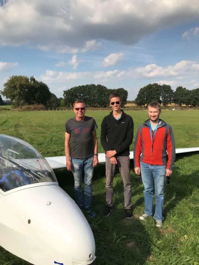 vlnr: Flugprüfer Wilfried Müller (Luftfahrtbehörde ), Timo Schuster, Holger Voß (Fluglehrer)