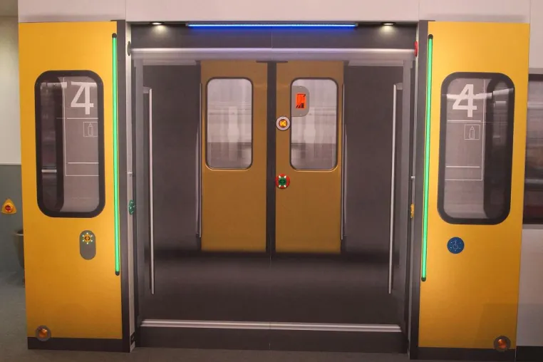 TSL-Leuchtstreifen ermöglichen mehr Sicherheit für Fahrgäste Bild: TSL-Leuchtstreifen ermöglichen mehr Sicherheit für Fahrgäste