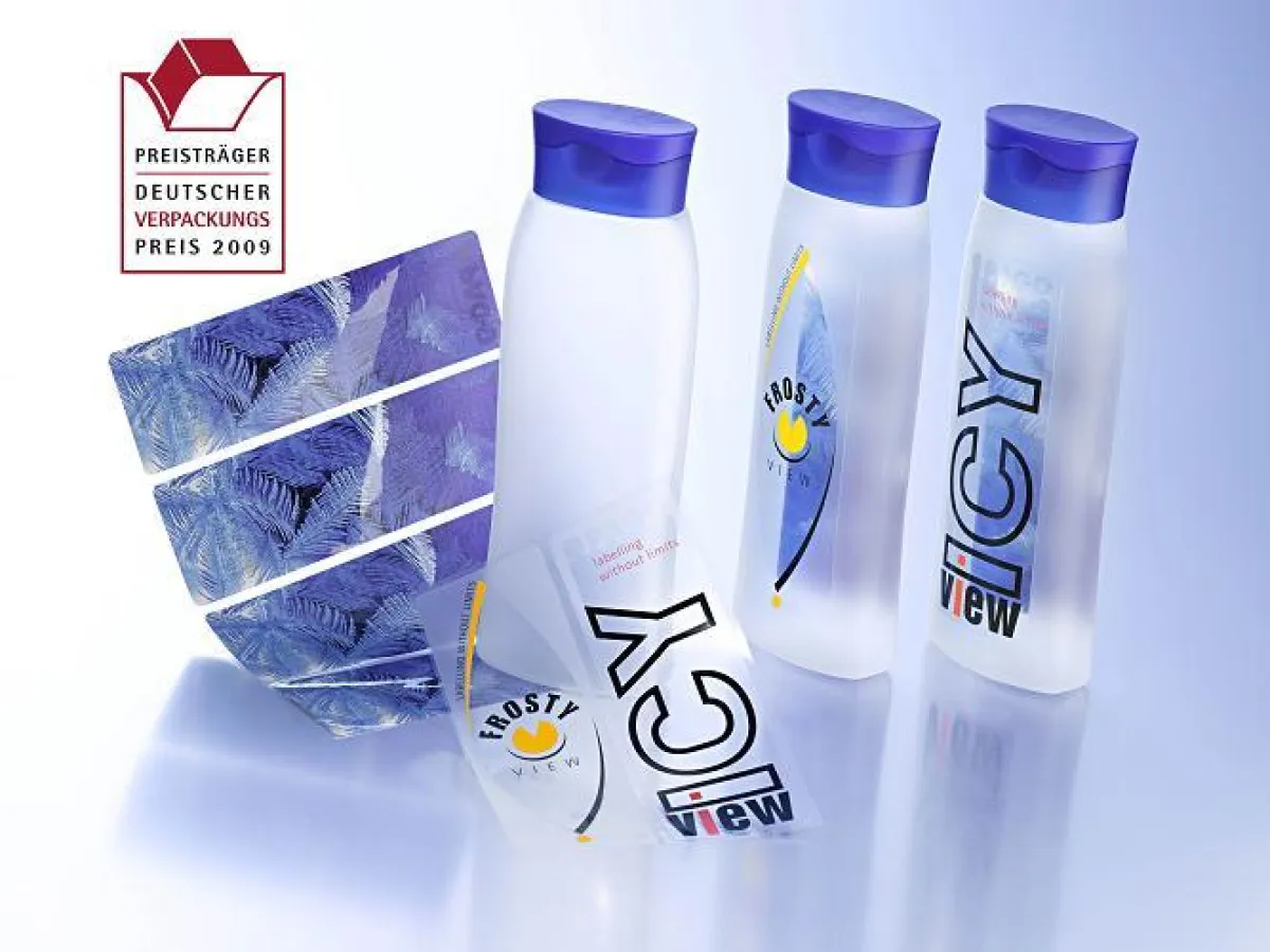 Fenstereffekt bei mattlackierten PET-Flaschen durch spezielle Pago Haftetiketten.