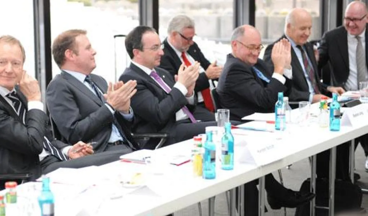 Die Mitgliederversammlung gratuliert Prof. Götz Werner (2.v.r.) zur Wiederwahl